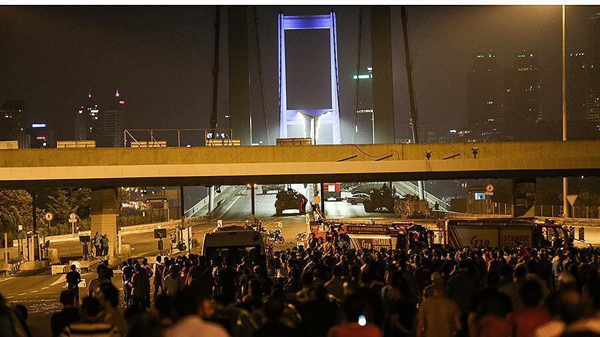 Военные, захватившие мост через пролив Босфор, сдались полиции 