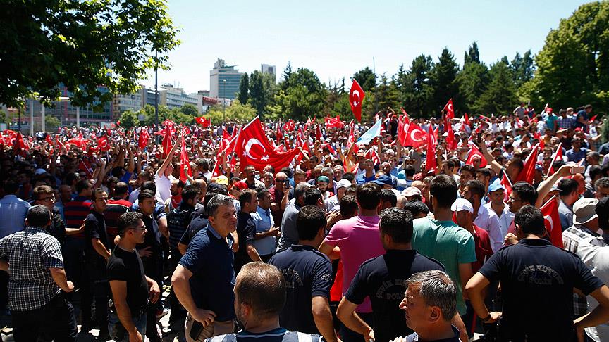 Vatandaşlar darbe girişimini protesto için Genelkurmay'a yürüyor