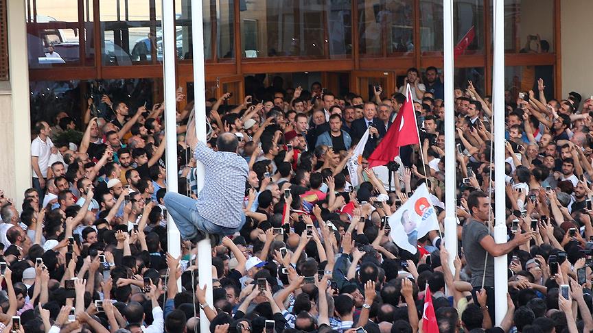 Cumhurbaşkanı Erdoğan'ı vatandaşlar İstanbul'da coşkuyla karşıladı