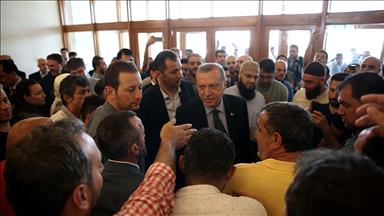 Erdoğan Devlet Konukevi'nde bekleyenlerle selamlaştı