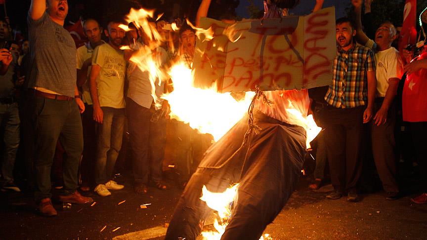 Kahramanmaraş'ta FETÖ'nün elebaşı Gülen'in maketini yaktılar