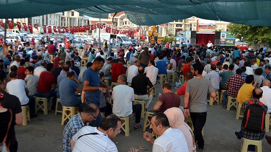 İlk günden beri meydanı terk etmediler