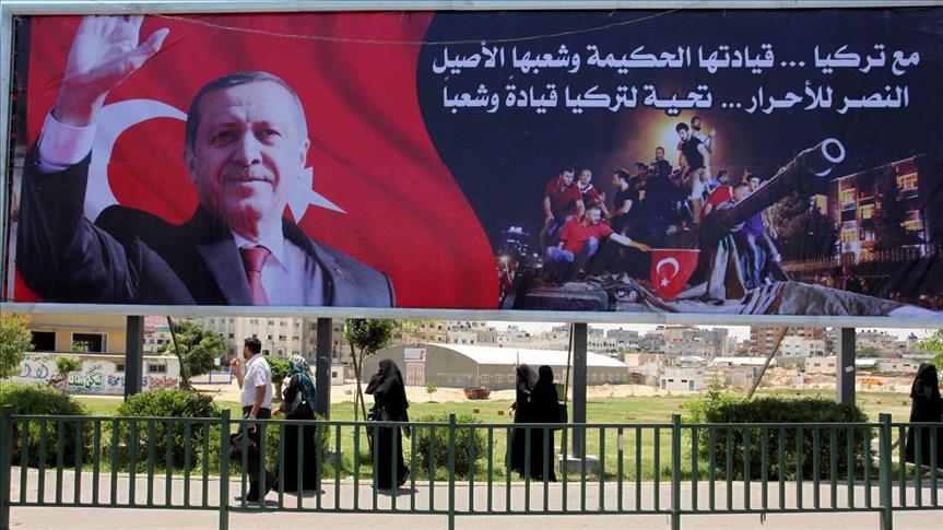 حماس تعرض صورة "أردوغان" في غزة دعما لتركيا 