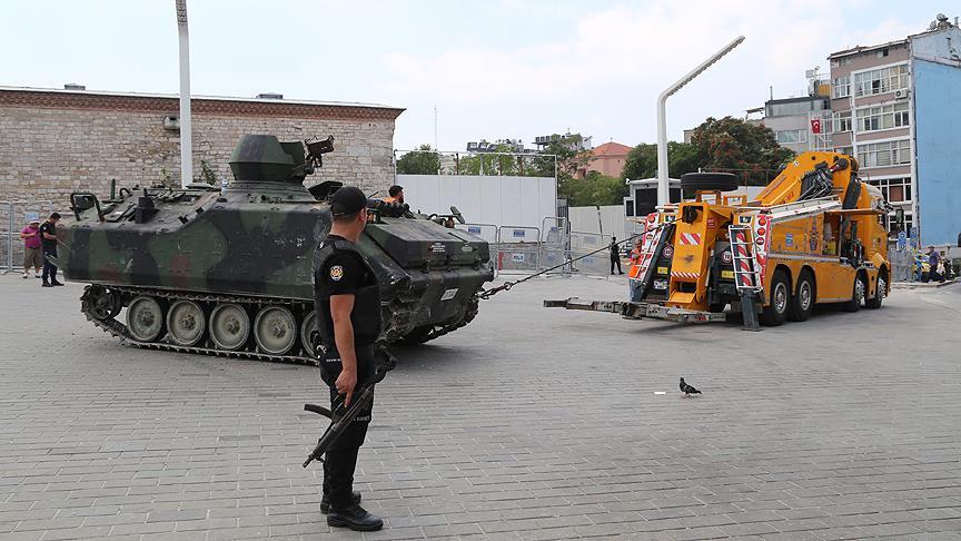 Taksim Meydanı'ndaki tank iş makinesiyle çekildi