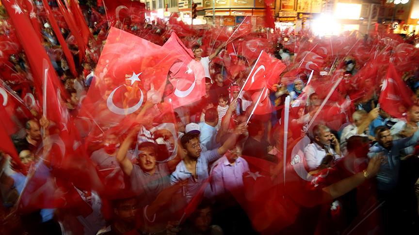 Vanlılar Beşyol Meydanı'ndan ayrılmıyor