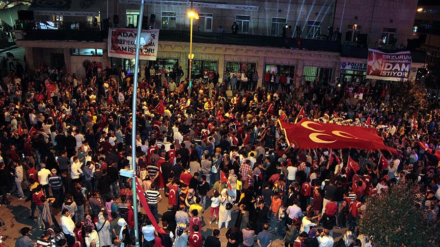 Erzurum'da halk demokrasi nöbetine devam ediyor