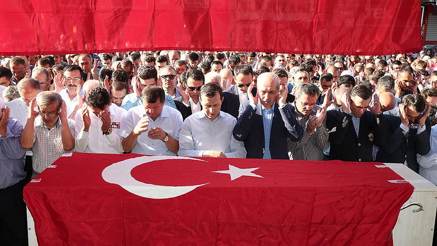 Darbe girişimine direnirken şehit olan aynı aileden 3 kişi toprağa verildi