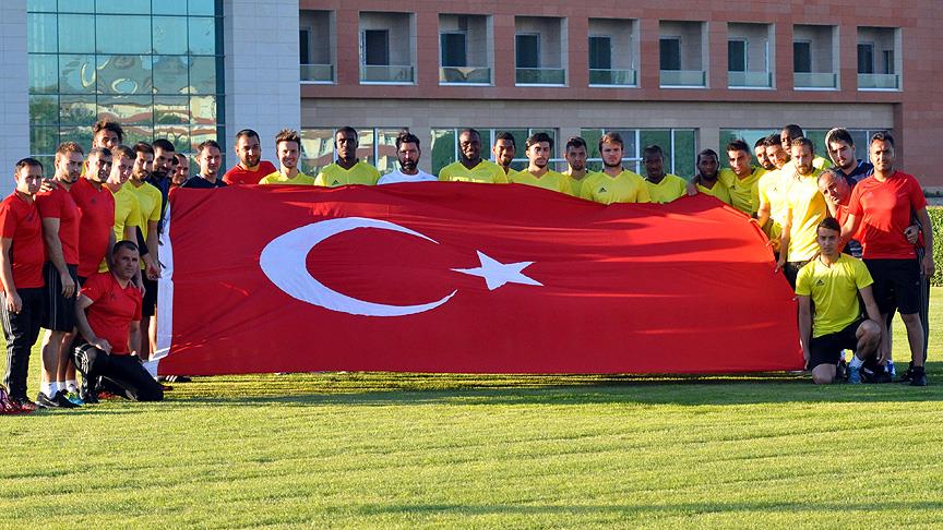 Kayserispor'un futbolcuları darbe girişimini protesto etti