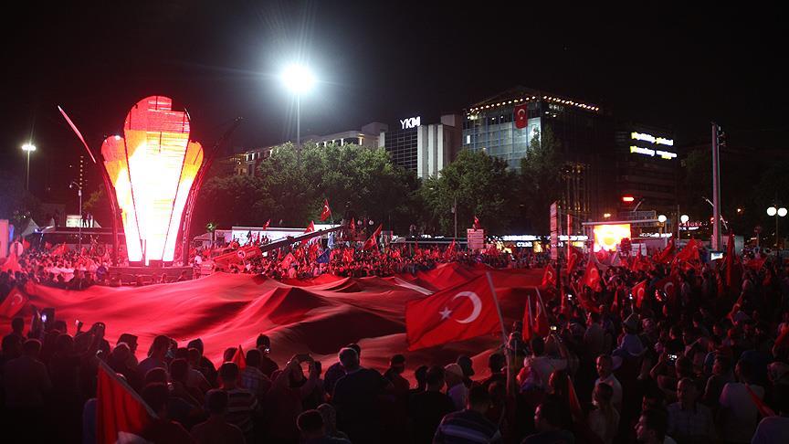 Vatandaşların 'demokrasi nöbeti' sürüyor