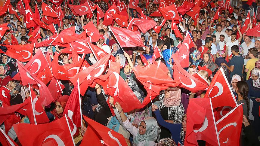 Yazar Cündioğlu, FETÖ'nün darbe girişimine sosyal medyada tepki gösterdi