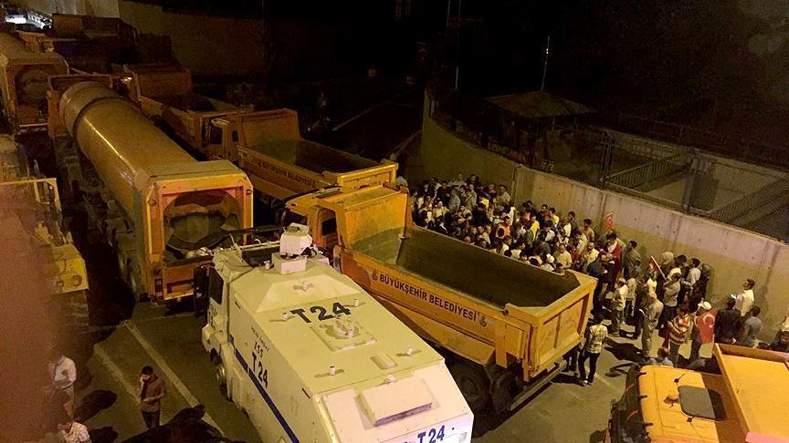 'Askeri hareketlilik' söylentisi vatandaşları kışla önlerine topladı