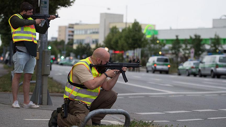 Münih’te bir alışveriş merkezinde etrafa ateş açıldı