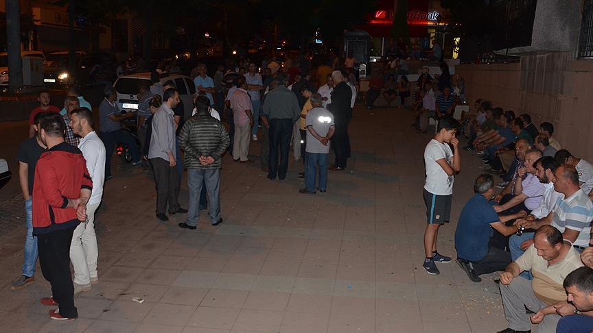 Malkara'da vatandaşlar kışla önünde toplandı