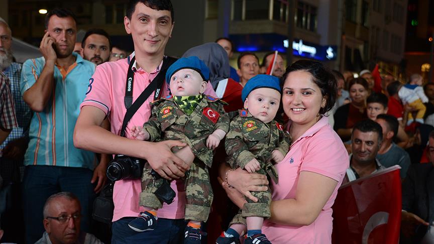 Askeri üniformalı ikiz bebekler 'demokrasi nöbeti'nde