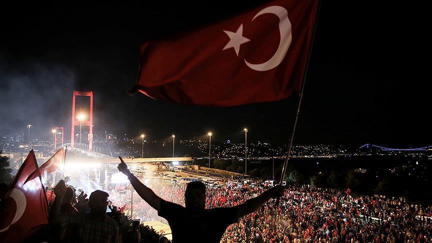 مردم ترکیه با اجتماع در میدان‌ها همچنان به دفاع از دموکراسی در کشور می پردازند