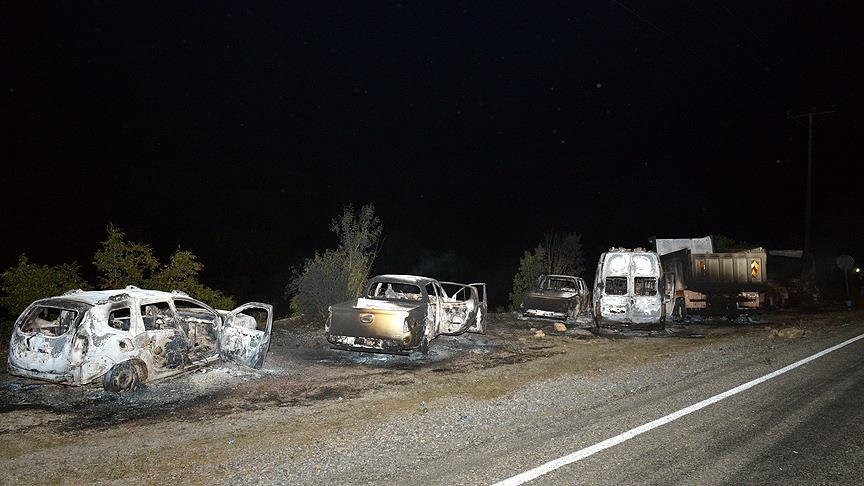 Tunceli'de teröristler 6 aracı yaktı