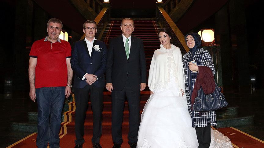 Cumhurbaşkanı Erdoğan demokrasi nöbetine katılan gelin ve damadı kabul etti