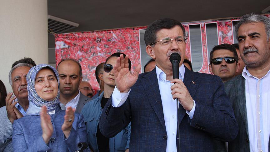 Eski Başbakan Davutoğlu: Bre ahmak bir millet ayakta
