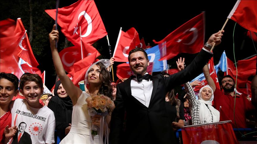 Istanbul: Nakon vjenčanja otišli na "dežuru za demokratiju"
