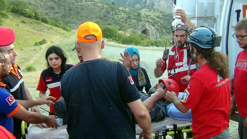 Kayalıklarda 3 gün mahsur kalan engelli kurtarıldı