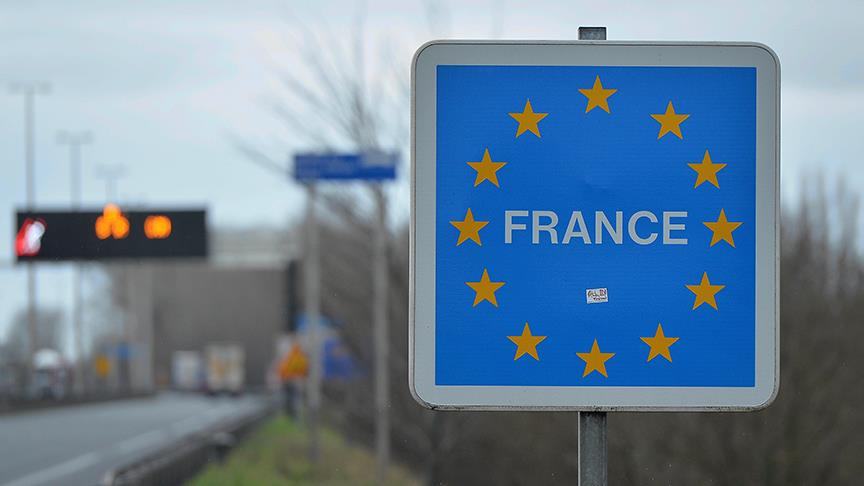 Fransa'ya geçmek isteyen İngiliz tatilciler 15 saattir araç kuyruğunda