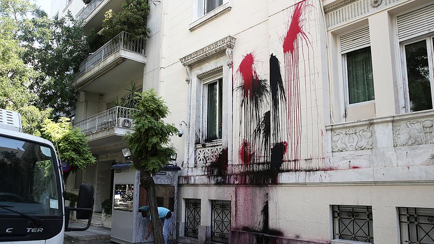 Türkiye'nin Atina Büyükelçiliği'ne boyalı saldırı