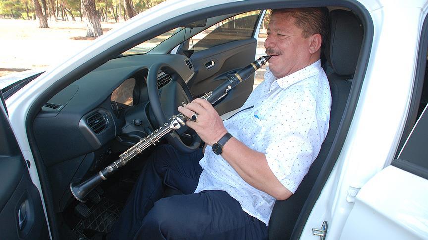 Hayalindeki otomobili almaya klarnet çalarak gitti