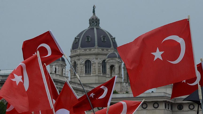 Austria ndalon vendosjen e flamurit turk në ballkone