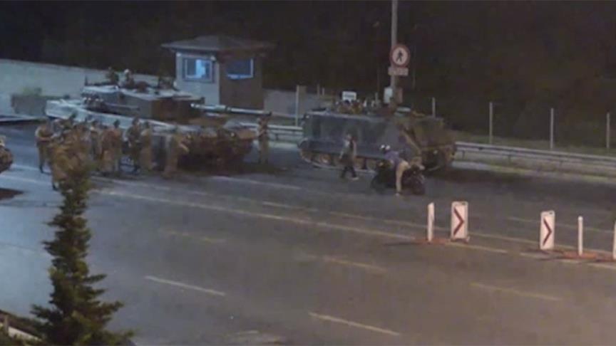 Köprüyü kapatan tankların önüne geçen kadının direnişi kamerada