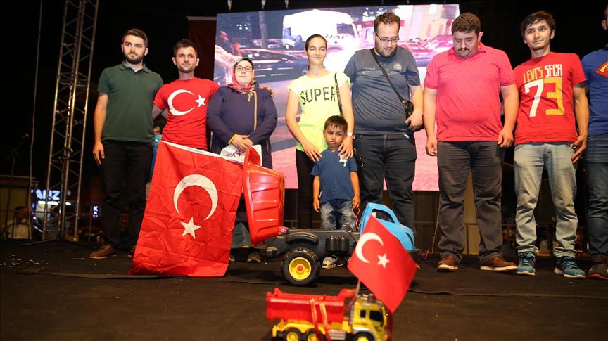 کودکی با کامیون اسباب بازی خود در تجمع «کشیک دموکراسی» در ترکیه