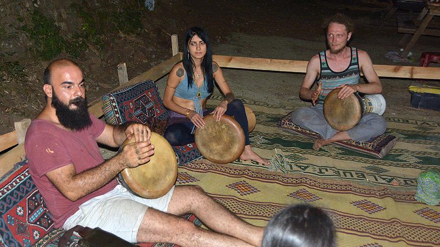 Dünyaya darbukayı öğretiyor