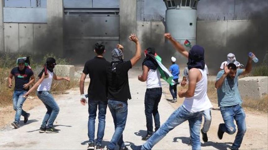 إصابة فلسطينيين بالاختناق إثر تفريق الجيش الإسرائيلي مسيرة شمالي القدس
