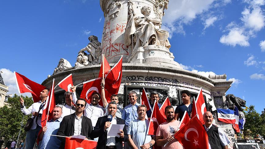 Paris'te FETÖ'nün darbe girişimi kınandı