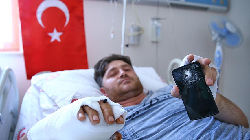 Polisi darbecilerin kurşunundan cep telefonu kurtardı 