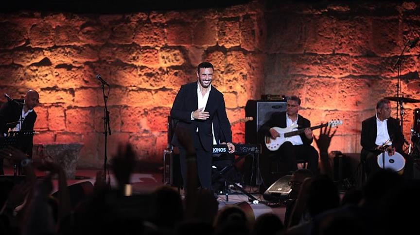 "القيصر" يغني للحب والسلام على مسرح قرطاج الأثري 