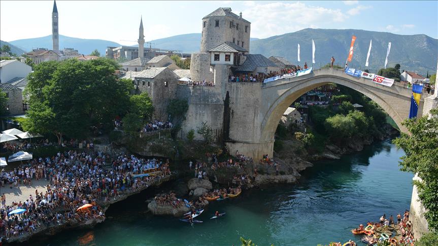 Završena prva serija 450. skokova sa Starog mosta: Najbolji Lorens Listo i Igor Kazić