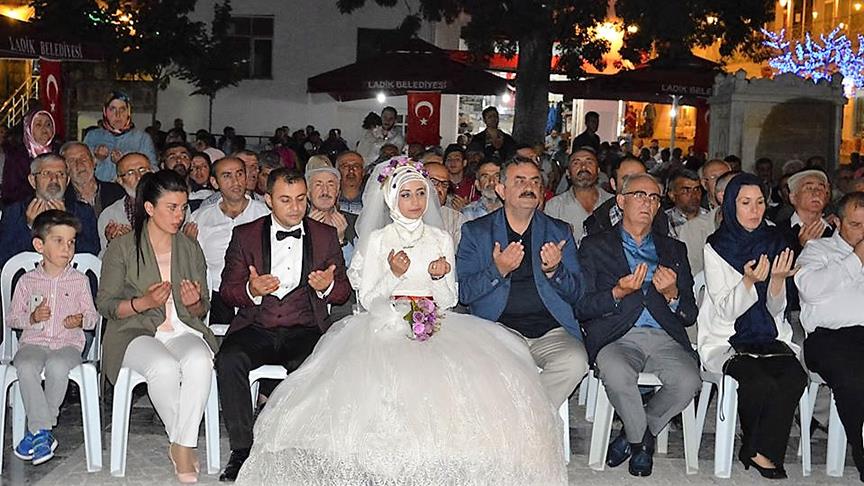 Nikahları 'demokrasi nöbeti'nde kıyıldı