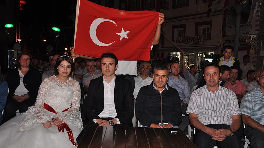 Polis memuru damat ve eşi demokrasi nöbetinde