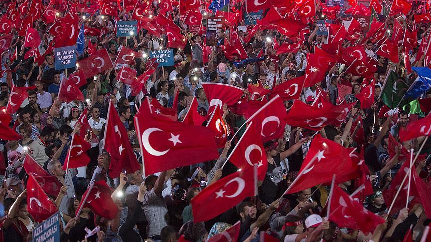 Meydanlarda 'demokrasi nöbeti' sürüyor