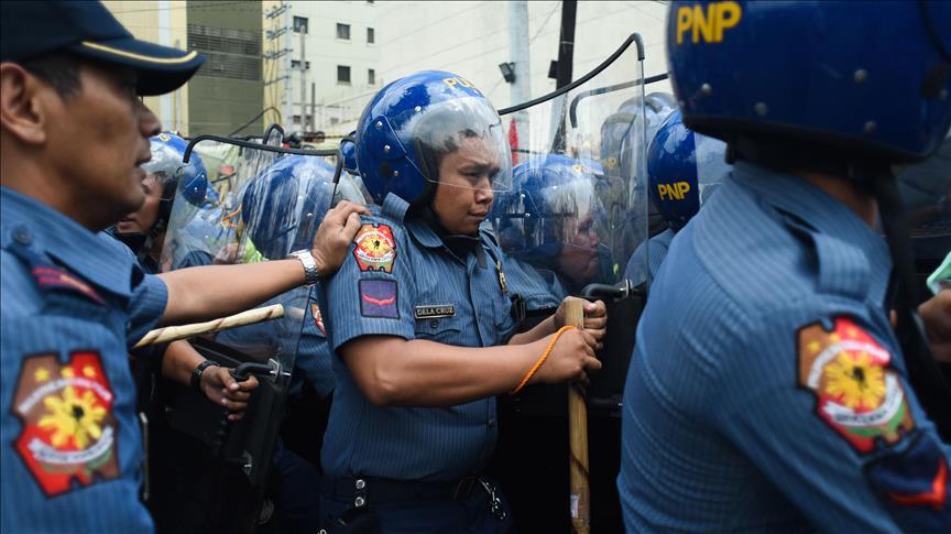 6 dead in drug raids at homes of Philippine mayor, son