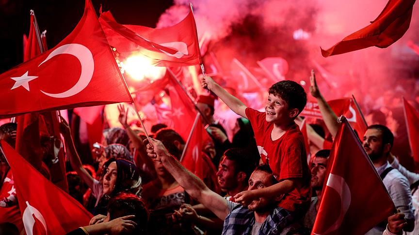 Meydanlarda 'demokrasi nöbeti' sürüyor