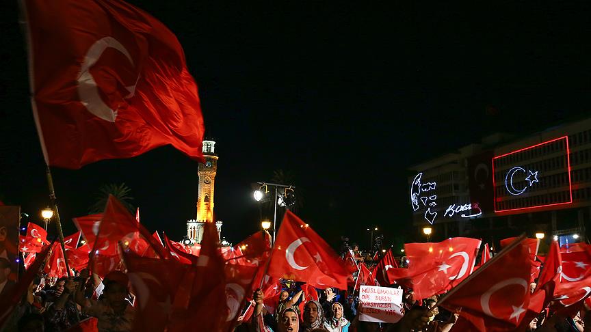 Meydanlarda 'demokrasi nöbeti' sürüyor