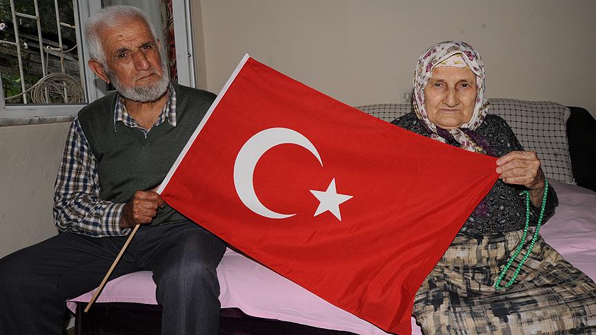 85 yaşındaki şehit babası demokrasi nöbetinde