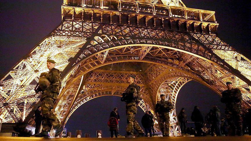 Paris: La Tour Eiffel évacuée en raison d'un colis suspect