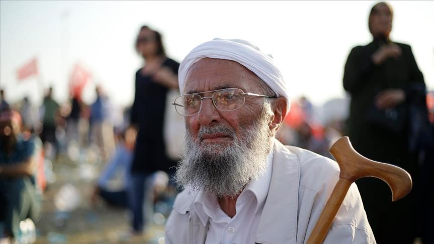 كبار السن تمرّدوا على ذكرياتهم مع الانقلابات في مليونية إسطنبول