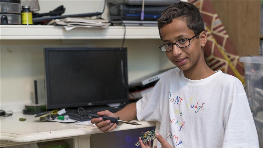 Family of US Muslim 'clock boy' files suit