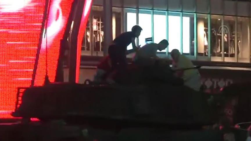 Şehit babasının tankın üstündeki son görüntüleri ağlattı