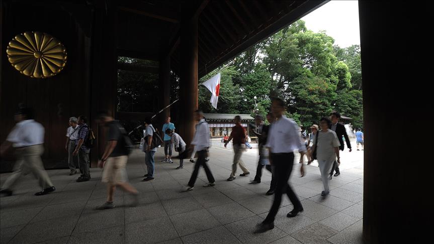 Japan PM sends war shrine offering on WWII anniversary