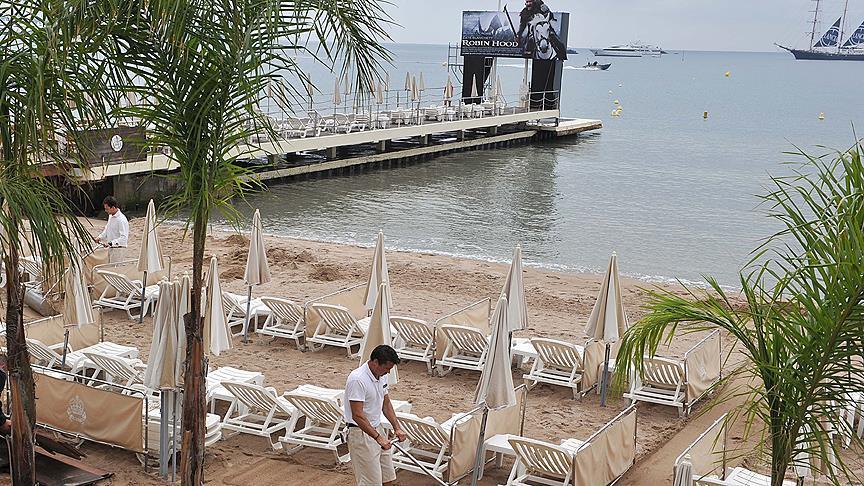 France: Third town bans 'burkinis' from beaches 