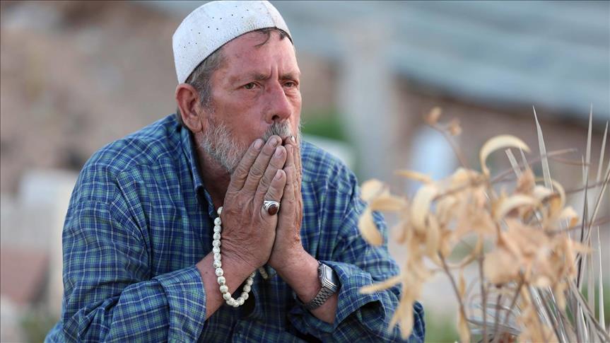 كهل سوري يستعيد مشاهد "ليلة مرعبة" فقد فيها 10 من أبنائه